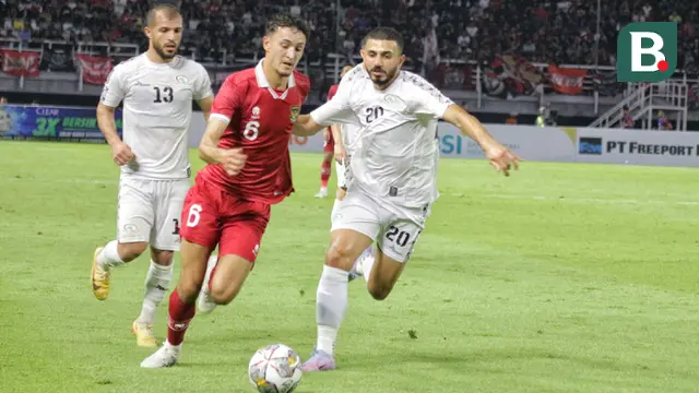 Gelandang Timnas Indonesia, Ivar Jenner (tengah) berebut bola dengan gelandang Palestina, Ameed Sawafta pada laga persahabatan FIFA Matchday 2023 di Stadion Gelora Bung Tomo, Surabaya, Rabu (14/6/2023). Timnas Indonesia bermain imbang 0-0 dengan Palestina. (Bola.com/Wahyu Pratama)