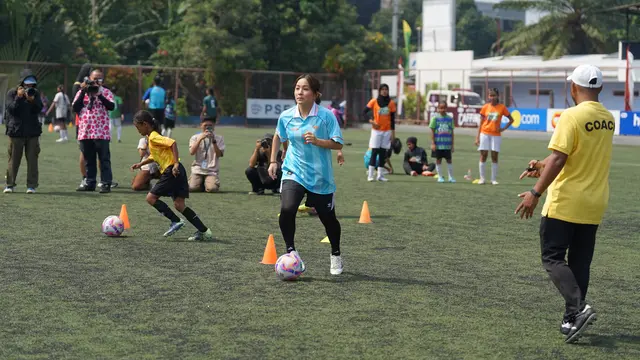 Mana Iwabuchi bermain sambil mengajarkan teknik sepakbola kepada para peserta coaching clinic yang berasal dari Jakarta dan Tangerang. (dok. MilkLife Soccer Challenge)