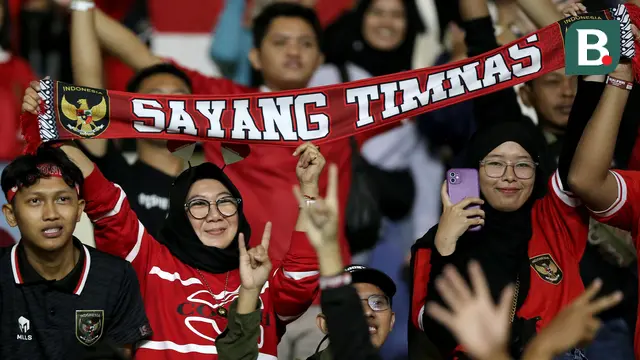 Suporter wanita Timnas Indonesia membentangkan syal bertuliskan
