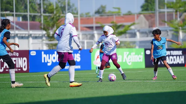 Rara yang menjadi pahlawan kemenangan SDUT Bumi Kartini Jepara bersyukur karena bisa membawa sekolahnya kembali meraih podium tertinggi di MilkLife Soccer Challenge Kudus Seri 1 2025 - 2026. Tak hanya itu, Ia juga sukses mengukuhkan diri sebagai pencetak gol terbanyak dengan torehan 43 gol. (dok. MilkLife Soccer Challenge)