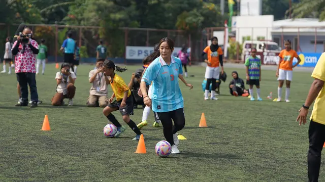 Mana Iwabuchi bermain sambil mengajarkan teknik sepakbola kepada para peserta coaching clinic yang berasal dari Jakarta dan Tangerang. (dok. MilkLife Soccer Challenge)