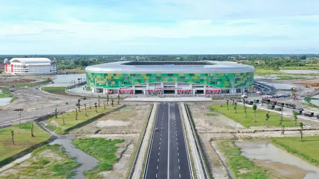 Presiden Joko Widodo (Jokowi) meresmikan selesainya pembangunan Stadion Utama Sumatera Utara yang terletak di Desa Sena, Kecamatan Batang Kuis, Kabupaten Deli Serdang, Sumatera Utara, Selasa (15/10/2024). Stadion Utama Sumatera Utara dibangun di atas lahan 48.420 m2 dan luas bangunan 27.452 m2 dengan kapasitas penonton 25.750 orang. Stadion ini terdiri dari 3 lantai dan lantai tribun yang terbagi untuk penonton VIP 365 unit, media 224 unit, reguler 25.115 unit, dan difabel 46 unit. (Dok. Kementerian PUPR)