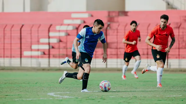Tampak pemain asing anyar PSIM, Ezequiel Vidal, pada laga uji coba kontra Persik hari Sabtu (12/07/2025). (Ana Dewi/Bola.com)