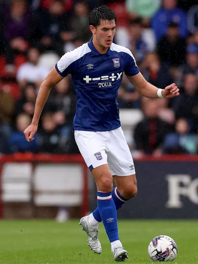 Bek Ipswich Town, Elkan Baggott. (Bola.com/Dok.Instagram Elkan Baggott)