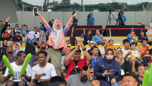 Ilustrasi kemeriahan dukungan orang tua dalam sebuah turnamen sepak bola usia muda di Indonesia. (Bola.com/Benediktus Gerendo Pradigdo)