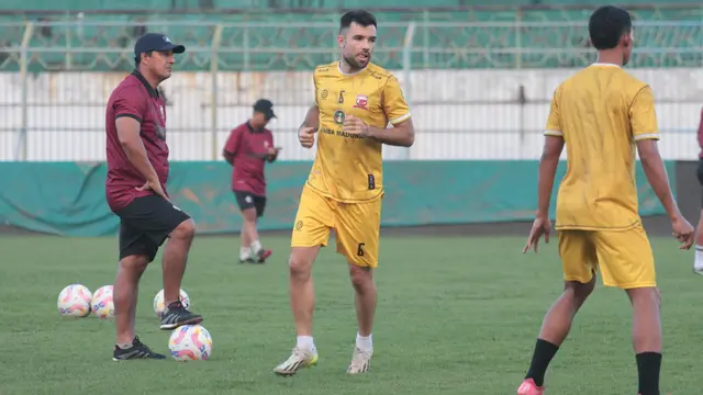 Bek asal Spanyol, Ruxi, menjadi bagian dari Madura United untuk BRI Super League 2025/2026. (Bola.com/Wahyu Pratama)