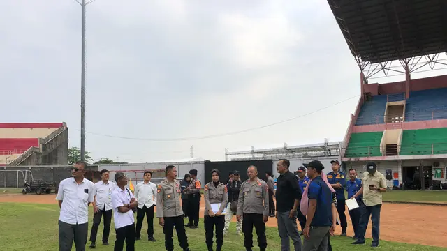 Proses asesmen Stadion Sultan Agung dilakukan oleh tim Direktorat Pengamanan Objek Vital (Ditpamobvit) Polda DIY bersama Dinas Pekerjaan Umum, Perumahan, dan Kawasan Permukiman (DPUPKP) Bantul, Rabu (23/7/2025). (Bola.com/Ana Dewi/Dok. PSIM)
