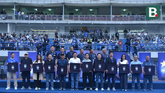 Persib Bandung menunjukkan sponsor klub untuk BRI Super League 2025/2026 dalam acara launching tim di Stadion GBLA, Bandung, Sabtu (2/8/2025). (Bola.com/Muhammad Faqih)