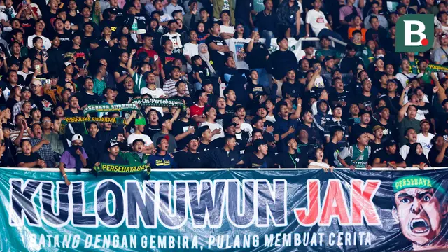 Pemandangan langka dan indah tersaji saat laga Persija Jakarta vs Persebaya Surabaya di Stadion Utama Gelora Bung Karno (SUGBK), Jakarta. (Bola.com/M Iqbal Ichsan)