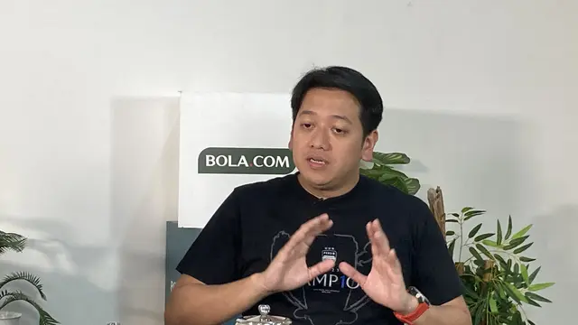 Direktur olahraga Persib Bandung, Adhitia Putra Herawan menyambangi kantor Bola.com di KLY Youniverse, Gondangdia, Jakarta, Rabu (23/10/2024).