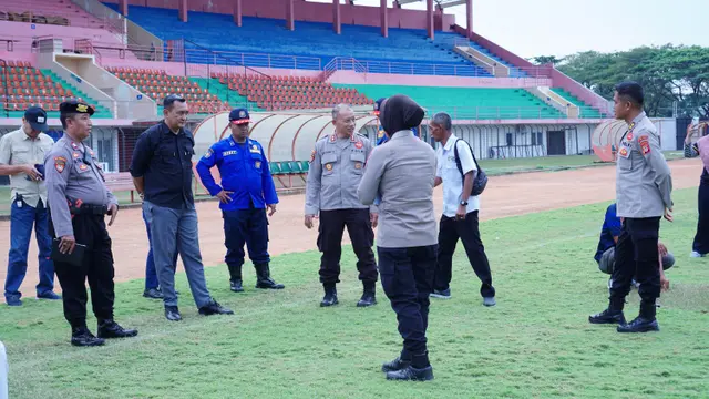 Proses asesmen Stadion Sultan Agung dilakukan oleh tim Direktorat Pengamanan Objek Vital (Ditpamobvit) Polda DIY bersama Dinas Pekerjaan Umum, Perumahan, dan Kawasan Permukiman (DPUPKP) Bantul, Rabu (23/7/2025).