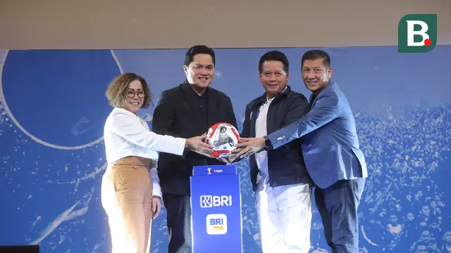 Ketua PSSI, Erick Thohir, Direktur SCM, Harsiwi Achmad, Direktur Utama I.League, Ferry Paulus dan Direktur Utama BRI, Hery Gunardi, memberikan keterangan dalam konfrensi pers BRI Super League 2025/2026 di SCTV Tower, Jakarta, Minggu (3/8/2025). (Bola.com/Muhammad Iqbal Ichsan)
