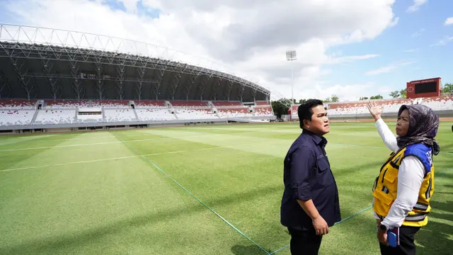 Ketua Umum PSSI Erick Thohir (kiri) berbincang dengan Direktur Prasarana Strategis Ditjen Cipta Karya Kementerian PUPR Essy Asiah saat meninjau stadion Gelora Sriwijaya Jakabaring (GSJ) yang diperuntukkan untuk arena Piala Dunia U-20 2023 di Jakabaring Sport City (JSC), Palembang, Sumatera Selatan, Sabtu (11/3/2023). (Dok. LOC)