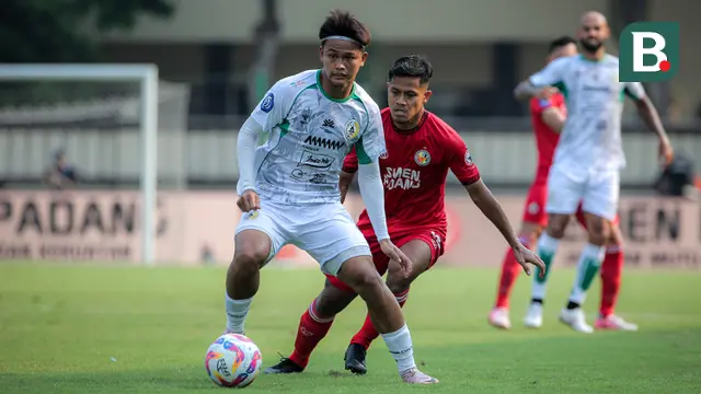 Pemain PSS Sleman, Hokky Caraka (depan) menguasai bola dibayangi pemain Semen padang, Frendi Saputra pada laga pekan ke-3 BRI Liga 1 2024/2025 di Lapangan STIK-PTIK, Jakarta Selatan, Senin (26/8/2024). (Bola.com/Bagaskara Lazuardi)