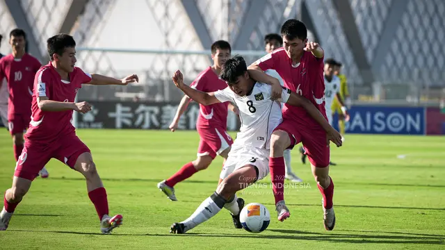 Pemain Timnas Indonesia U-17, Nazriel Alvaro Syahdan (tengah) berebut bola dengan pemain Korea Utara, An Jin Sok dalam laga perempat final Piala Asia U-17 2025 di King Abdullah Sports City Hall Stadium, Jeddah, Senin (14/4/2025) malam WIB. (Dok. PSSI)