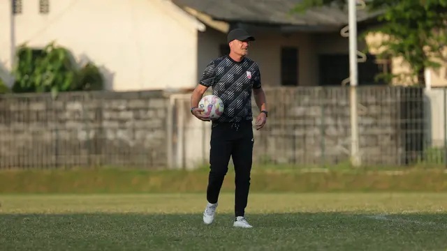 Pelatih Persis Solo, Peter de Roo, saat memimpin agenda pemusatan latihan anak asuhnya yang berlangsung di Yogyakarta sebagai persiapan menuju ajang Super League 2025/2026. (Dok Persis)