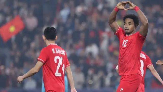 Pemain naturalisasi Timnas Vietnam, Nguyen Xuan Son, merayakan golnya ke gawang Singapura dalam semifinal leg kedua Piala AFF 2024 di Viet Tri Stadium, Minggu (29-12-2024). Vietnam menang 3-1 dalam laga ini dan agregat 5-1. (Bola.com/VFF)