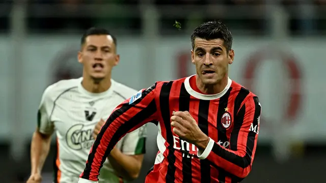 Striker AC Milan, Alvaro Morata, dibayangi oleh bek Venezia asal Indonesia, Jay Idzes, dalam laga Serie A Liga Italia di San Siro, Milan, Minggu (15/9/2024) dini hari WIB. (Gabriel BOUYS / AFP)