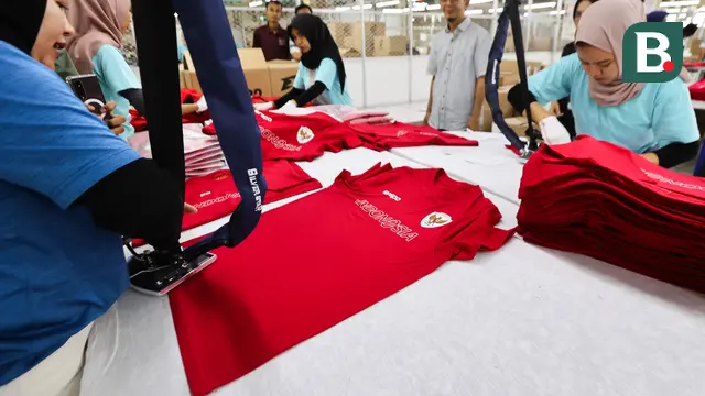 Para pekerja sedang memproduksi jersey Timnas Indonesia di pabrik yang berada daerah Bandung, Jawa Barat pada Rabu (12/2/2025). (Bola.com/Abdul Aziz)