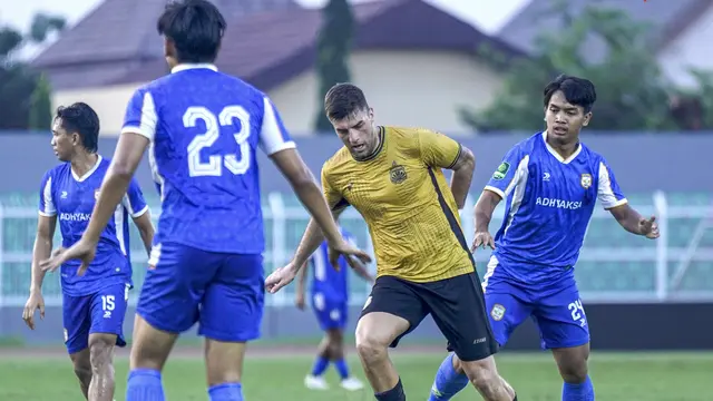 Penyerang anyar Bhayangkara FC, Dejan Racik, saat menjalani uji tanding. (Bola.com/Nandang Permana)