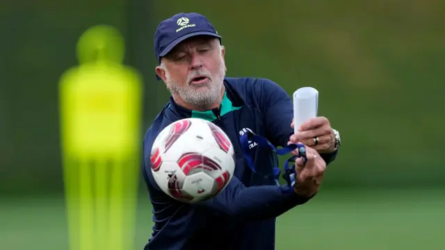 Pelatih kepala Irak, Graham Arnold. (AP Photo/Thanassis Stavrakis)