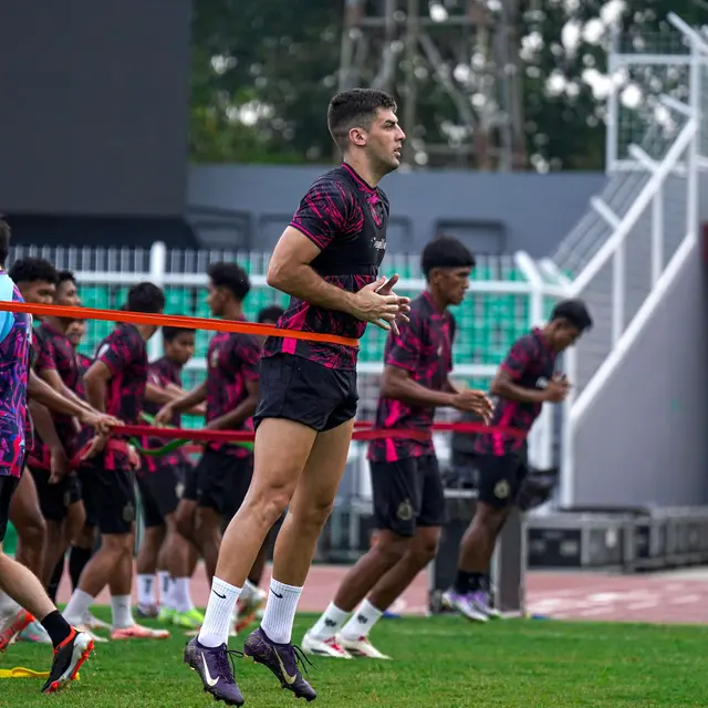 Penyerang anyar Bhayangkara FC, Dejan Racik, saat menjalani uji tanding. (Bola.com/Nandang Permana)