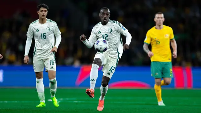 Pemain Timnas Arab Saudi, Saud Abdulhamid (12) dan Faisal Alghamdi (16), saat laga melawan Australia di Melbourne Rectangular Stadion pada laga kualifikasi Oiala Dunia 2024, Kamis (14/11/2024)