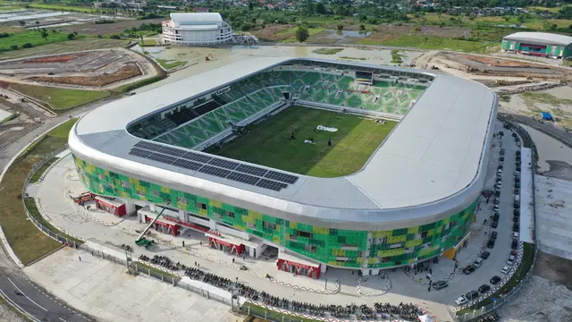 Presiden Joko Widodo (Jokowi) meresmikan selesainya pembangunan Stadion Utama Sumatera Utara yang terletak di Desa Sena, Kecamatan Batang Kuis, Kabupaten Deli Serdang, Sumatera Utara, Selasa (15/10/2024). Stadion Utama Sumatera Utara dibangun di atas lahan 48.420 m2 dan luas bangunan 27.452 m2 dengan kapasitas penonton 25.750 orang. Stadion ini terdiri dari 3 lantai dan lantai tribun yang terbagi untuk penonton VIP 365 unit, media 224 unit, reguler 25.115 unit, dan difabel 46 unit. (Dok. Kementerian PUPR)
