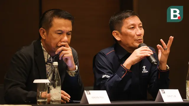 Yunus Nusi (kiri) dan Ferry Paulus (kanan), berbicara pada Press Conference terkait National Dispute Resolution Chamber Indonesia (NDRC) yang akan dilaksanakan pada Rabu, (06/07/2025) Hotel Fairmont, Senayan, Jakarta. (Bola.com/Abdul Aziz)