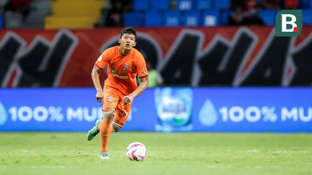 Pemain Borneo FC, Muhammad Alfharezzi Buffon menguasai bola saat menghadapi Madura United pada laga leg kedua semifinal Championship Series BRI Liga 1 2023/2024 di Stadion Batakan, Balikpapan, Kalimantan Timur, Minggu (19/5/2024). (Bola.com/Bagaskara Lazuardi)