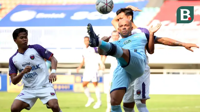 Pemain Persela Lamongan, Ivan Carlos Franca Coleho  (depan) mengontrol bola dibayangi pemain Persita Tangerang dalam pertandingan BRI Liga 1 2021/2022 antara Madura United melawan PSM Makassar di Stadion Pakansari, Bogor, Jumat (17/9/2021). (Foto: Bola.com/Ikhwan Yanuar)