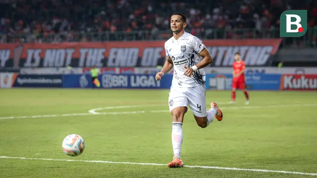Pemain Borneo FC, Leo Lelis, saat menghadapi Persija Jakarta pada laga pekan ke-7 BRI Liga 1 2023/2024 di Stadion Patriot Candrabhaga, Bekasi, Rabu (9/8/2023). (Bola.com/Bagaskara Lazuardi)
