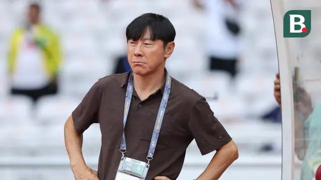 Reaksi kecewa pelatih Timnas Indonesia, Shin Tae-yong, saat menghadapi Irak pada laga Grup F putaran kedua Kualifikasi Piala Dunia 2026 zona Asia di Stadion Utama Gelora Bung Karno (SUGBK), Senayan, Jakarta, Kamis (6/6/2024). (Bola.com/M Iqbal Ichsan)