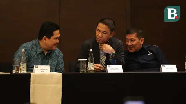 Erick Thohir (kiri), Yunus Nusi (tengah), dan Ferry Paulus (kanan), berbicara pada Press Conference terkait National Dispute Resolution Chamber Indonesia (NDRC) yang akan dilaksanakan pada Rabu, (06/07/2025) Hotel Fairmont, Senayan, Jakarta. (Bola.com/Abdul Aziz)