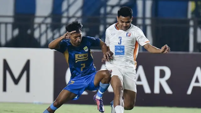 Pemain Persib Bandung, Beckham Putra (kiri) berebut bola dengan bek sayap Port FC, Asnawi Mangkualam, pada laga Liga Champions Asia 2 di Stadion Si Jalak Harupat, Kabupaten Soreang, Jawa Bawat, Kamis (19/9/2024) malam WIB. (Bola.com/Dok. Persib)