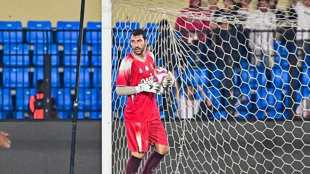 Kiper Persijap Jepara, Rodrigo Moura, menjalani sesi latihan jelang bergulirnya BRI Super League 2025/2026. (Bola.com/Nandang Permana)