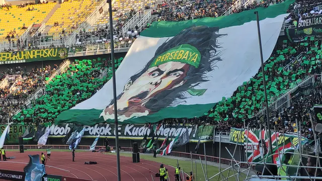 Bonek memenuhi tribune Stadion Gelora Bung Tomo Surabaya untuk mendukung tim kebanggaannya. (Bola.com/Wahyu Pratama)