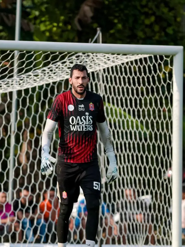 Kiper Persijap Jepara, Rodrigo Moura, menjalani sesi latihan jelang bergulirnya BRI Super League 2025/2026. (Bola.com/Nandang Permana)