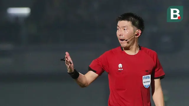 Wasit asal Jepang, Yusuke Araki, memimpin pertandingan antara Persita Tangerang Vs Persikabo 1973 pada laga pekan ke-22 BRI Liga 1 2023/2024 di Stadion di Indomilk Arena, Tangerang, Minggu (10/12/2023). Persita menang dengan skor 2-1. (Bola.com/M Iqbal Ichsan)
