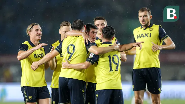 Selebrasi para pemain Oxford United usai mencetak gol pembuka pada final Piala Presiden 2025 di Stadion Si Jalak Harupat, Kabupaten Bandung, pada Minggu (13/7/2025) malam WIB. (Bola.com/Bagaskara Lazuardi)