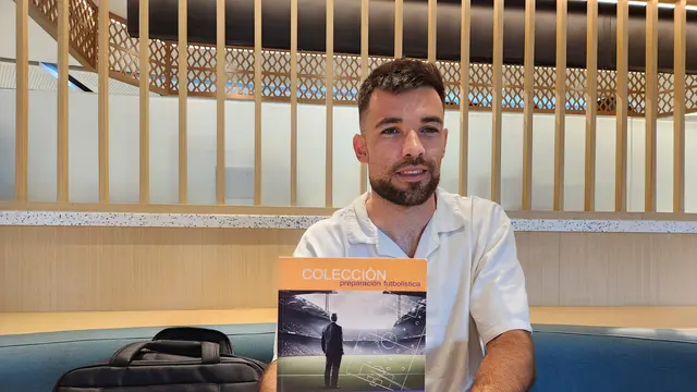 Roger Bonet dan bukunya, Jugar Con Sentido. (Bola.com/Wahyu Pratama)