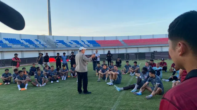 Presiden klub Madura United, Achsanul Qosasi punya cara unik untuk memompa semangat pemain jelang laga pembuka BRI Super League di Gelora Ratu Pamellingan, Pamekasan, kemarin (6/8/2025) sore. (Bola.com/Wahyu Pratama)