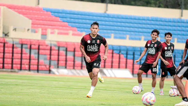 Pemain Persijap Jepara berlatih jelang beraksi di BRI Super League 2025/2026. (Bola.com/Nandang Permana)