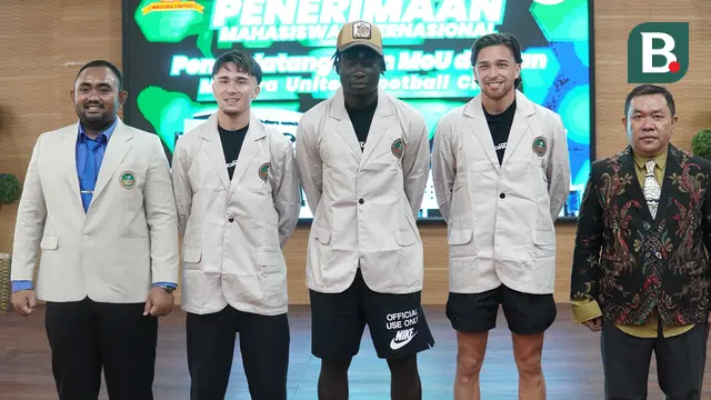 Sejumlah pemain Madura United mendatangi Universitas Bahaudin Mudhary (Uniba) Madura. (Bola.com/Wahyu Pratama)
 
