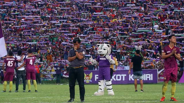Suporter Persik Kediri, Persikmania. (Bola.com/Gatot Susetyo)