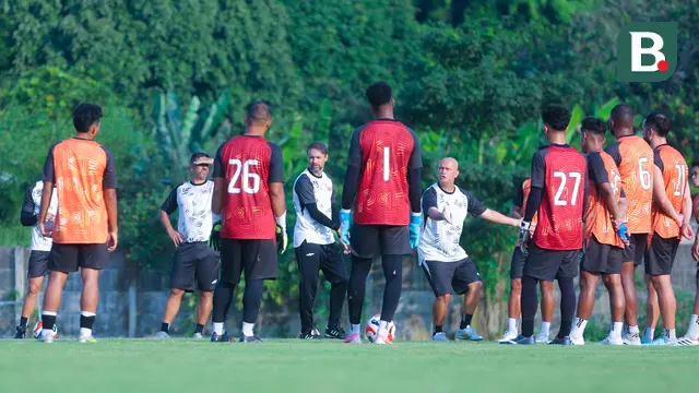 Pelatih Persija Jakarta, Mauricio Souza, memberikan arahan kepada anak asuhnya saat sesi latihan di Nirwana Park, Sawangan, Depok, Jawa Barat, Kamis (31/7/2025). (Bola.com/M Iqbal Ichsan)