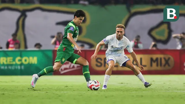 Pemain Persebaya Surabaya, Bruno Moreira (kanan) dijaga ketat oleh pemain PSIM Yogyakarta, Ze Valente pada pertandingan pembuka BRI Super League 2025/2026 di Stadion Gelora Bung Tomo, Jumat (08/08/2025) malam WIB. (Bola.com/Abdul Aziz)