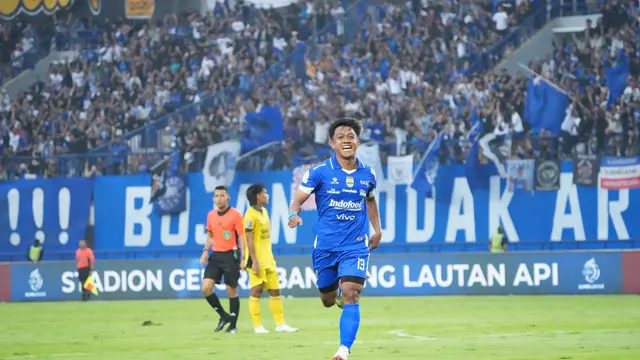 Pemain Persib Bandung, Febri Hariyadi berlari melakukan selebrasi setelah membobol gawang Semen Padang pada pekan pertama BRI Super League 2025/2026 di Stadion Gelora Bandung Lautan Api, Bandung, Sabtu (9/8/2025) sore WIB. (Bola.com/Dok. Vidio Sports)
