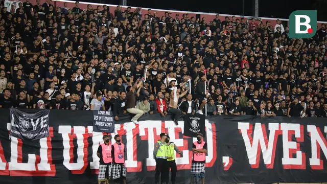 Suporter Bali United saat menyaksikan pertandingan Bali United menghadapi Persija Jakarta dalam pekan pertama BRI Liga 1 2022/2023 di Stadion Kapten I Wayan Dipta. (Bola.com/Maheswara Putra)