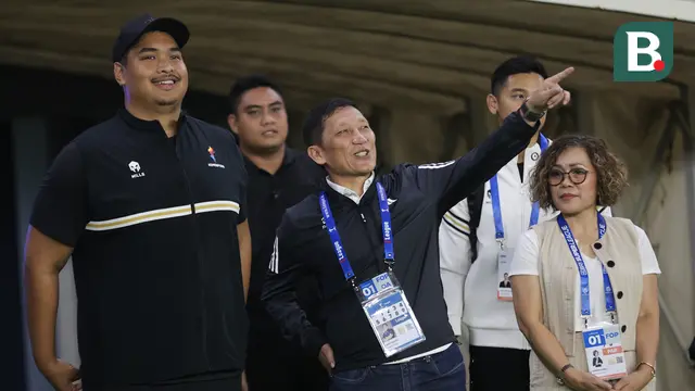 Menteri Pemuda dan Olahraga RI, Dito Ariotedjo, bersama Direktur Utama I.League, Ferry Paulus, dan Direktur Programming SCM, Harsiwi Achmad, saat menghadiri seremoni pembukaan BRI Super League 2025/2026 di Gelora Bung Tomo, Surabaya, Jumat (8/8/2025). (Bola.com/Abdul Aziz)